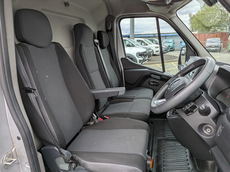 Renault 2.3 dCi 35 Business+ Panel Van 4dr Diesel Manual FWD LWB Medium Roof Euro 6 (135 ps)