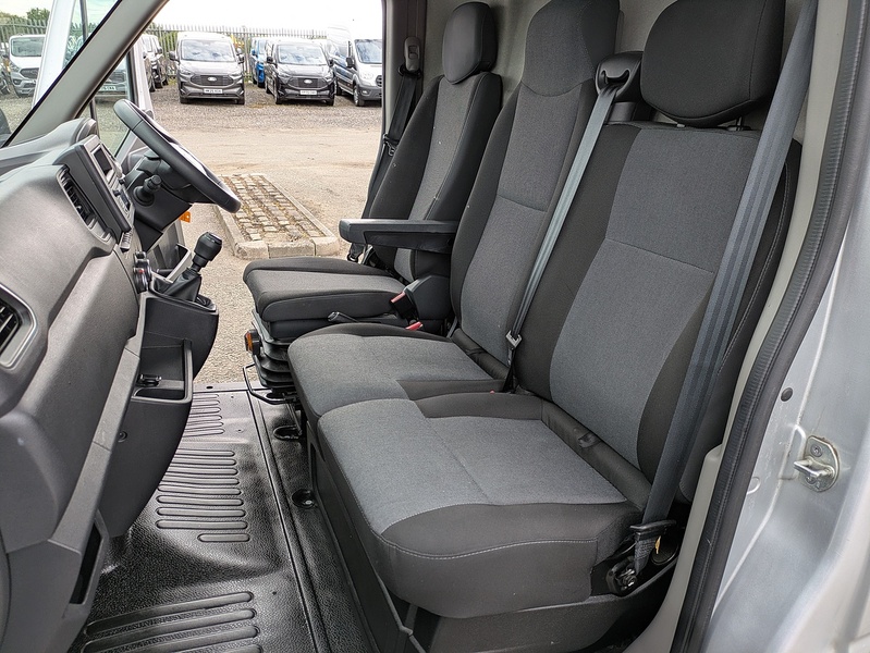 Renault 2.3 dCi 35 Business+ Panel Van 4dr Diesel Manual FWD LWB Medium Roof Euro 6 (135 ps)