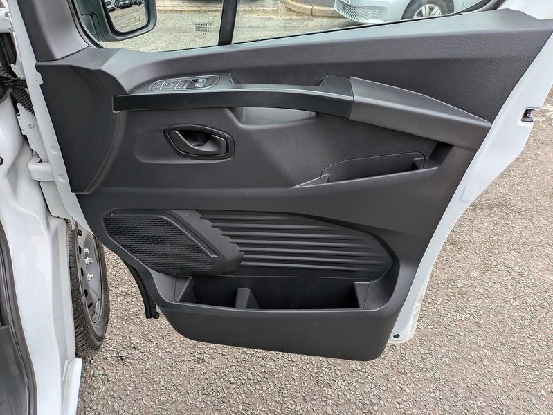 Renault 2.0 dCi Blue LL30 Business+ Crew Van Double Cab 6dr Diesel Manual L2 H1 Euro 6 (s/s) (130 ps)