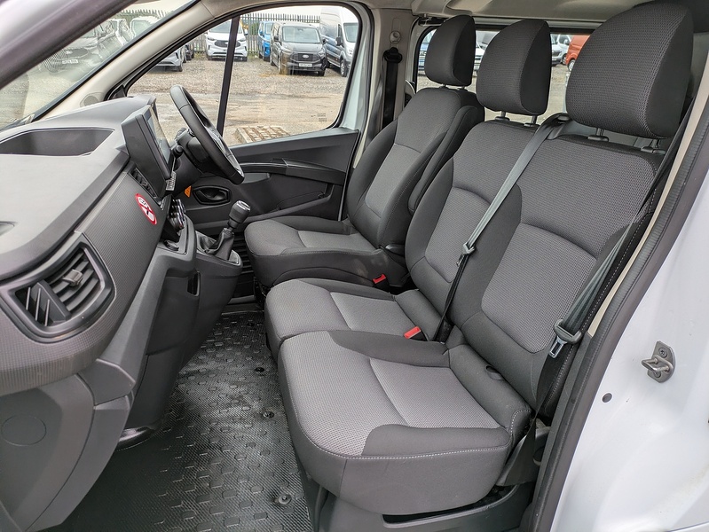 Renault 2.0 dCi Blue LL30 Business+ Crew Van Double Cab 6dr Diesel Manual L2 H1 Euro 6 (s/s) (130 ps)