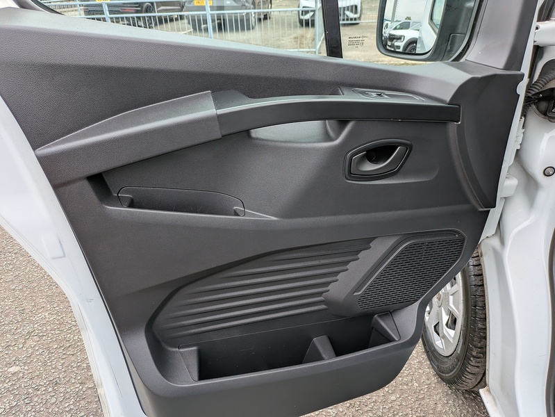 Renault 2.0 dCi Blue LL30 Business+ Crew Van Double Cab 6dr Diesel Manual L2 H1 Euro 6 (s/s) (130 ps)
