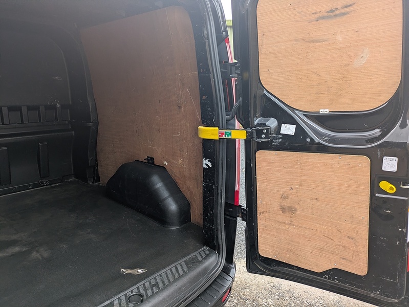 Ford 2.0 320 EcoBlue Limited Crew Van Double Cab 5dr Diesel Manual L2 H1 Euro 6 (s/s) (6 Seat) (130 ps)