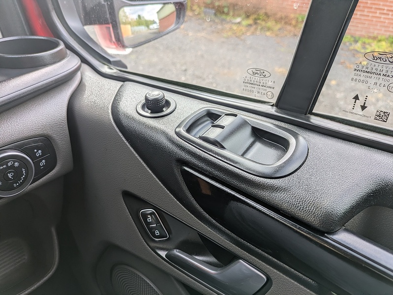 Ford 2.0 300 EcoBlue Limited Crew Van Double Cab 5dr Diesel Manual L2 H1 Euro 6 (s/s) (130 ps)