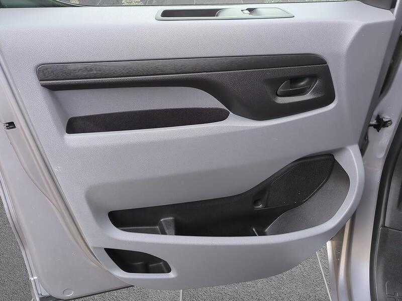 Vauxhall 3100 75kWh Dynamic Panel Van 6dr Electric Auto L2 H1 (7.4kW Charger) (136 ps)