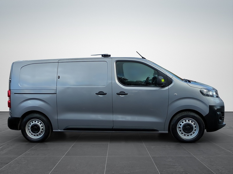 Vauxhall 3100 75kWh Dynamic Panel Van 6dr Electric Auto L1 H1 (7.4kW Charger) (136 ps)