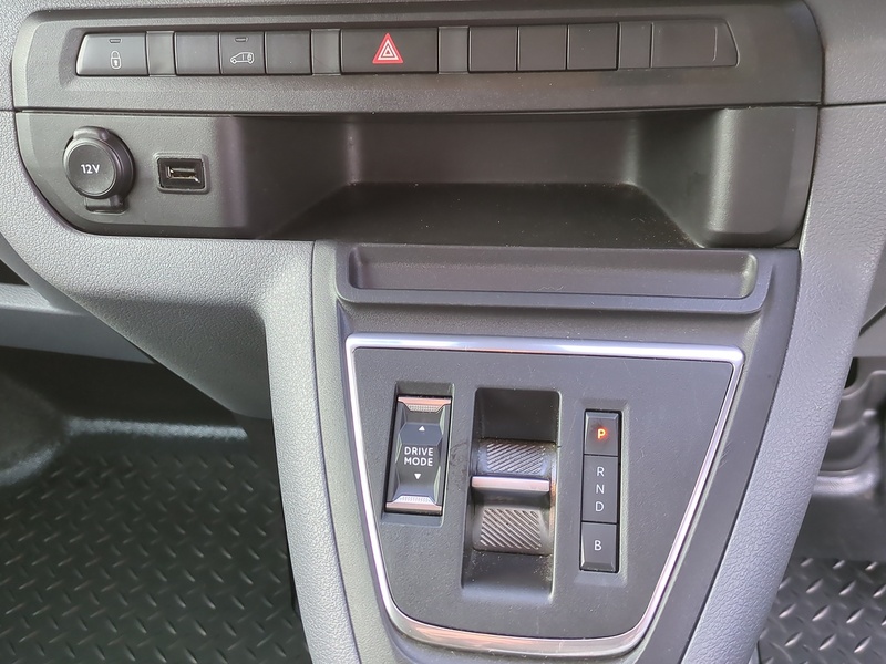 Vauxhall 3100 75kWh Dynamic Panel Van 6dr Electric Auto L1 H1 (7.4kW Charger) (136 ps)