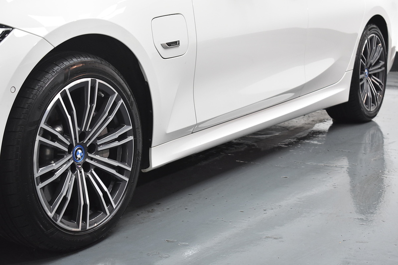 BMW 3 Series 330e M Sport - U5886