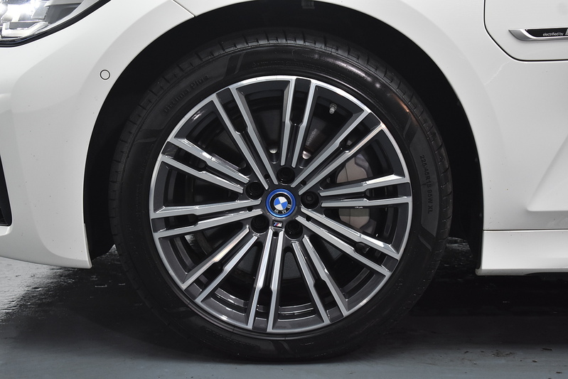 BMW 3 Series 330e M Sport - U5886