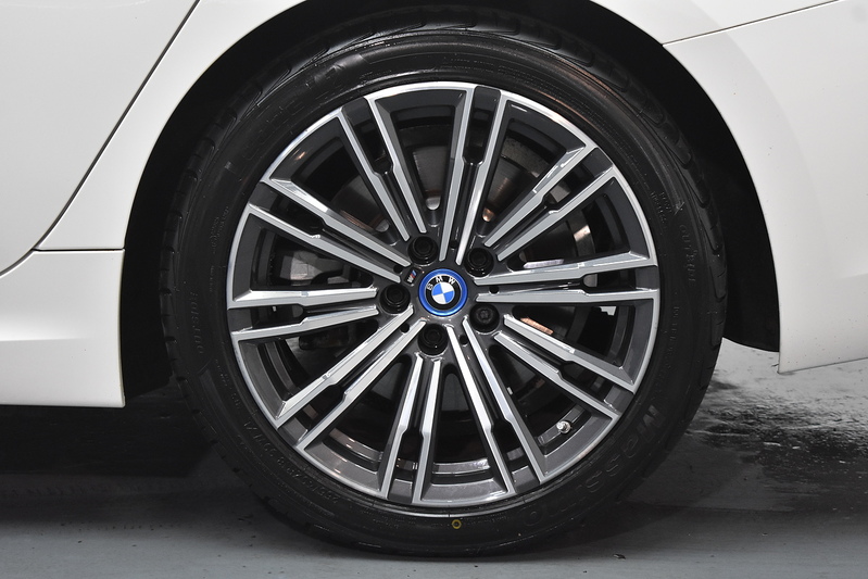 BMW 3 Series 330e M Sport - U5886