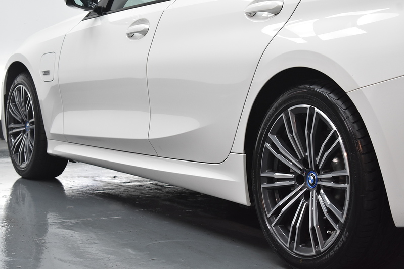 BMW 3 Series 330e M Sport - U5886