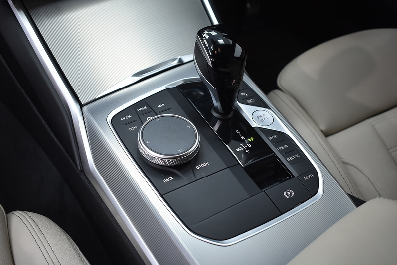 BMW 3 Series 330e M Sport - U5886