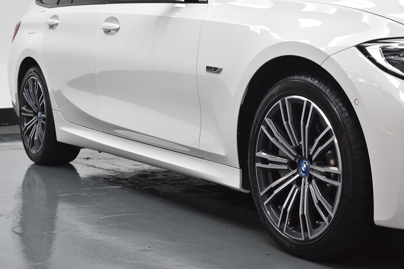BMW 3 Series 330e M Sport - U5886