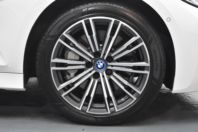 BMW 3 Series 330e M Sport - U5886