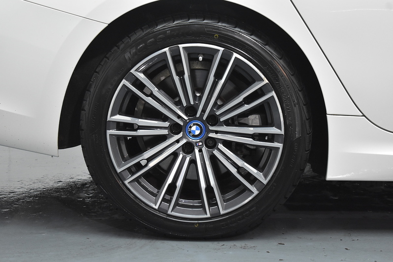 BMW 3 Series 330e M Sport - U5886