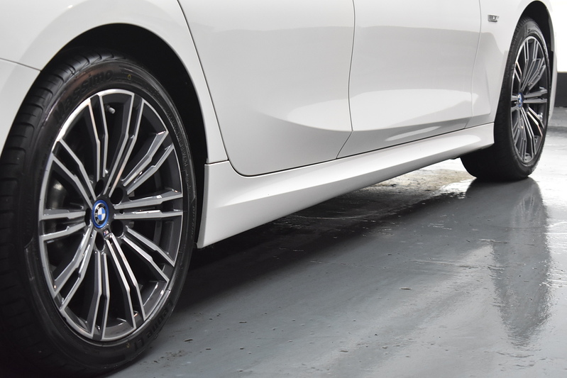 BMW 3 Series 330e M Sport - U5886