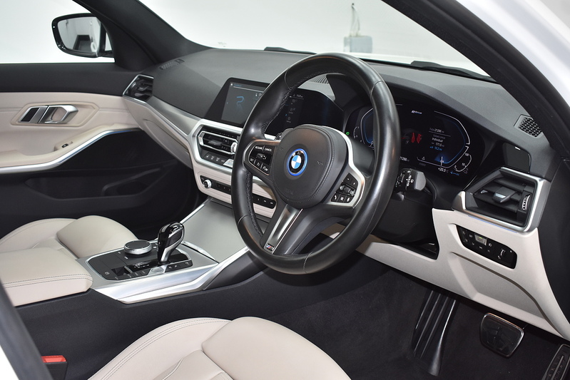 BMW 3 Series 330e M Sport - U5886