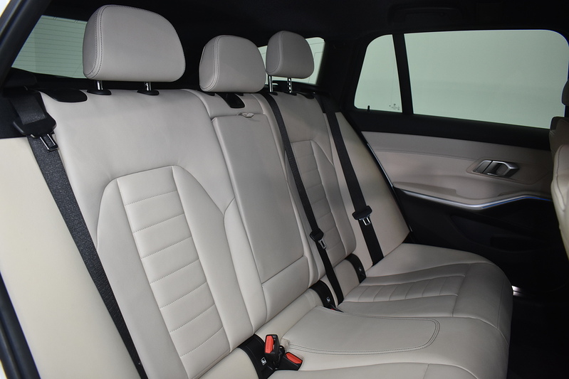 BMW 3 Series 330e M Sport - U5886