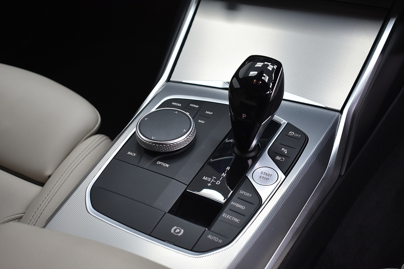 BMW 3 Series 330e M Sport - U5886