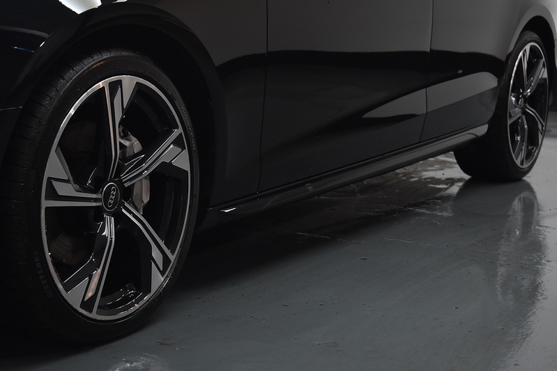 Audi A4 Avant TFSI Black Edition - U5976