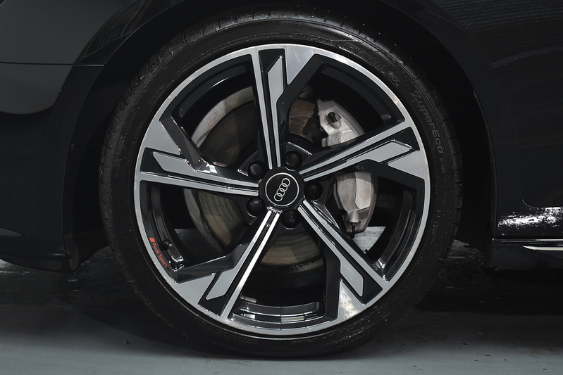 Audi A4 Avant TFSI Black Edition - U5976