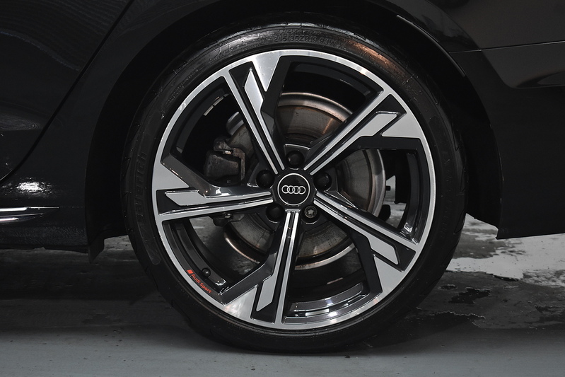 Audi A4 Avant TFSI Black Edition - U5976