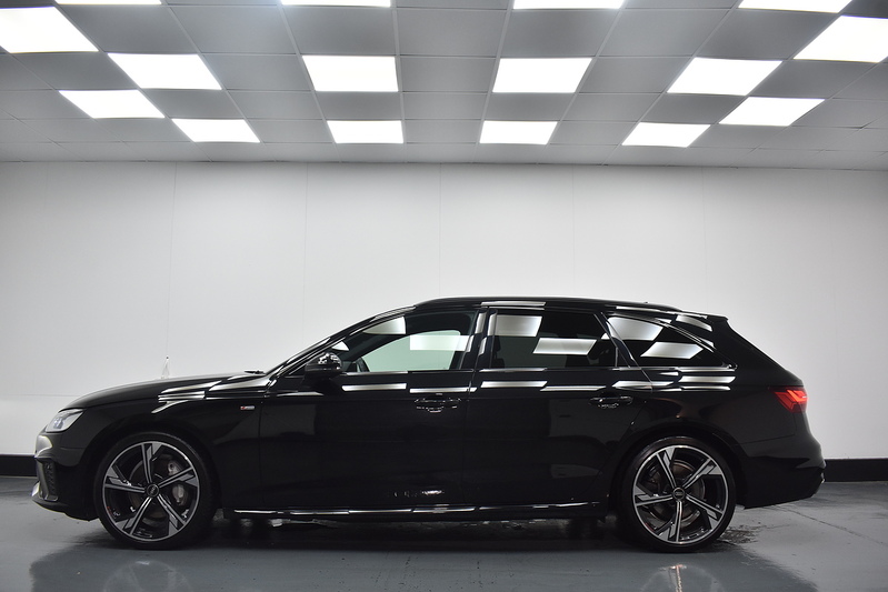 Audi A4 Avant TFSI Black Edition - U5976