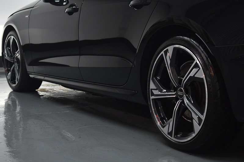 Audi A4 Avant TFSI Black Edition - U5976