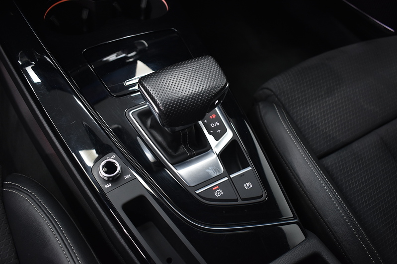 Audi A4 Avant TFSI Black Edition - U5976