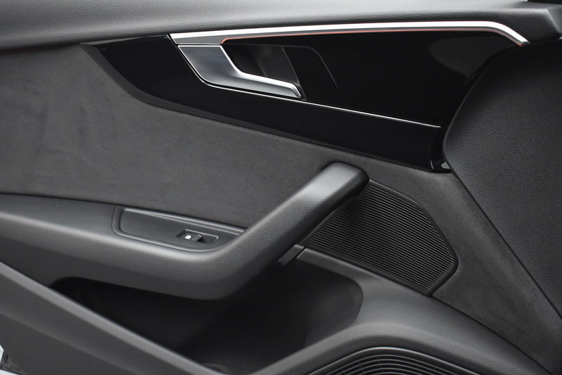 Audi A4 Avant TFSI Black Edition - U5976