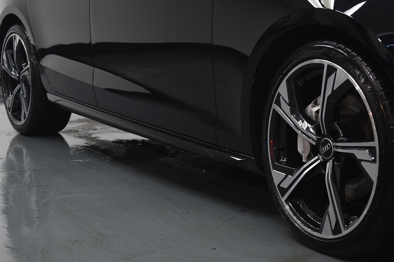 Audi A4 Avant TFSI Black Edition - U5976