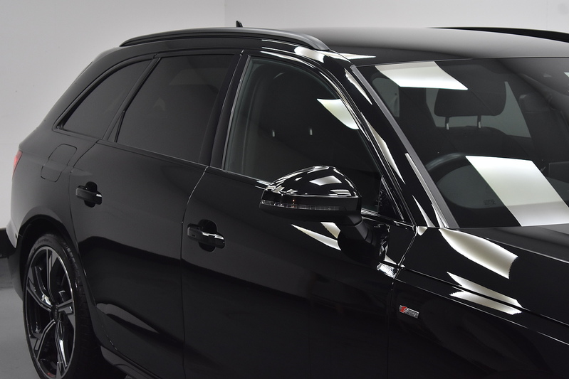 Audi A4 Avant TFSI Black Edition - U5976