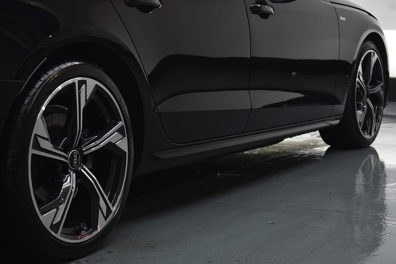 Audi A4 Avant TFSI Black Edition - U5976