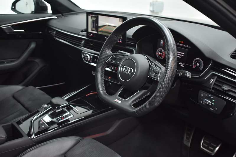 Audi A4 Avant TFSI Black Edition - U5976