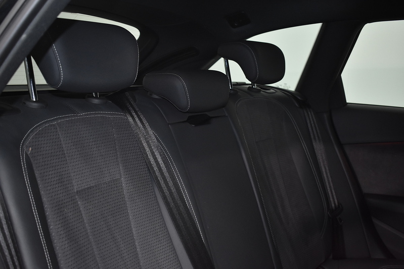 Audi A4 Avant TFSI Black Edition - U5976