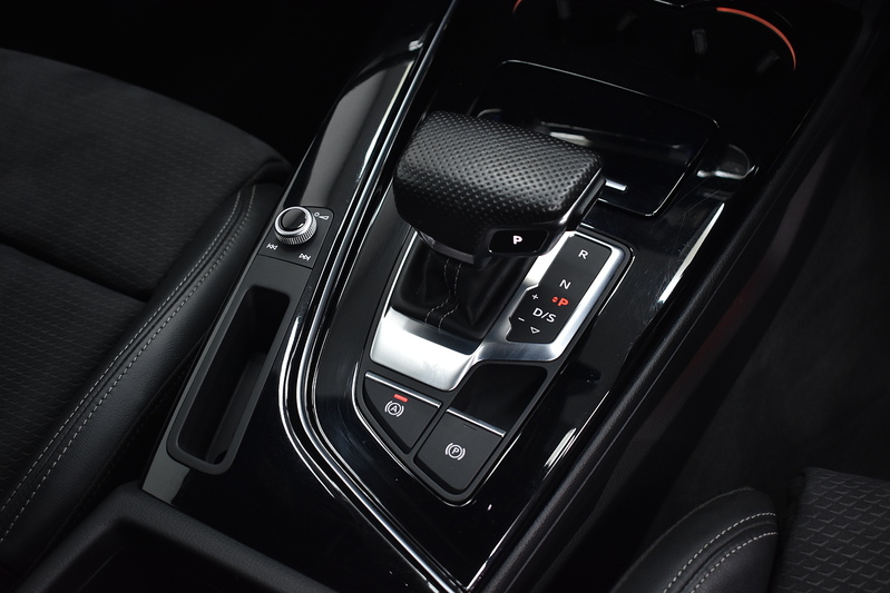 Audi A4 Avant TFSI Black Edition - U5976