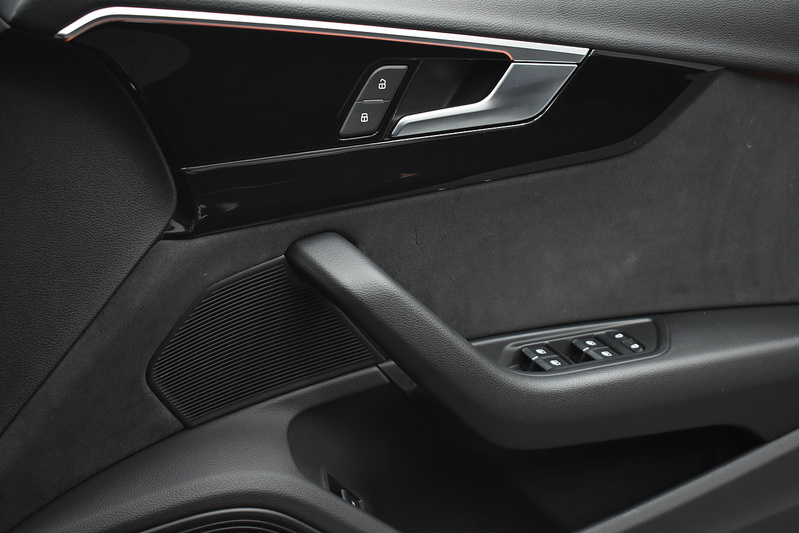 Audi A4 Avant TFSI Black Edition - U5976