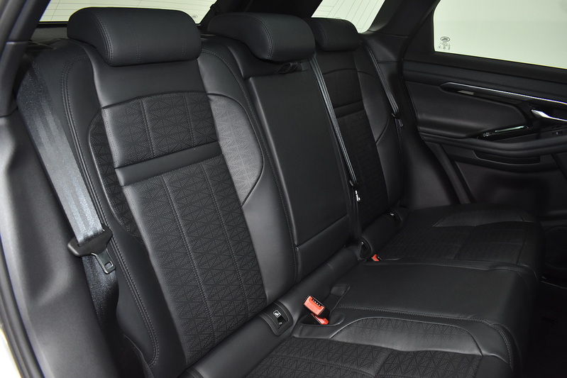 Land Rover Range Rover Evoque P300e R-Dynamic HSE - U5994