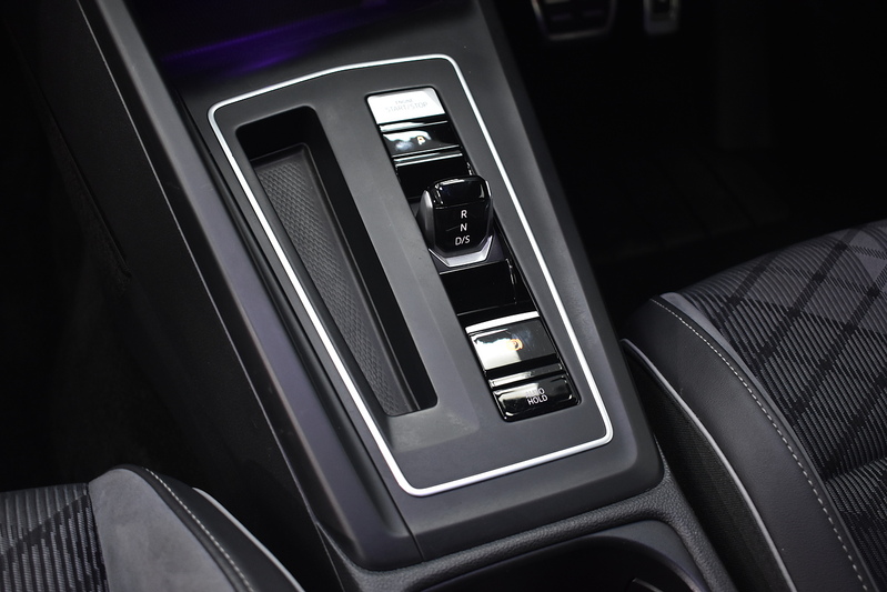 Volkswagen Golf eTSI MHEV R-Line - U6032