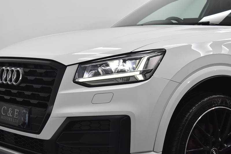 Audi Q2 TFSI CoD Black Edition - U6043