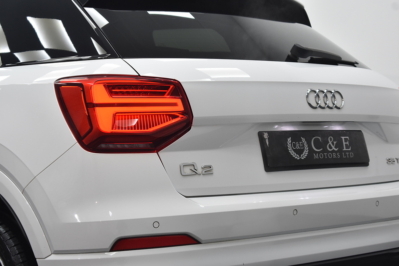 Audi Q2 TFSI CoD Black Edition - U6043