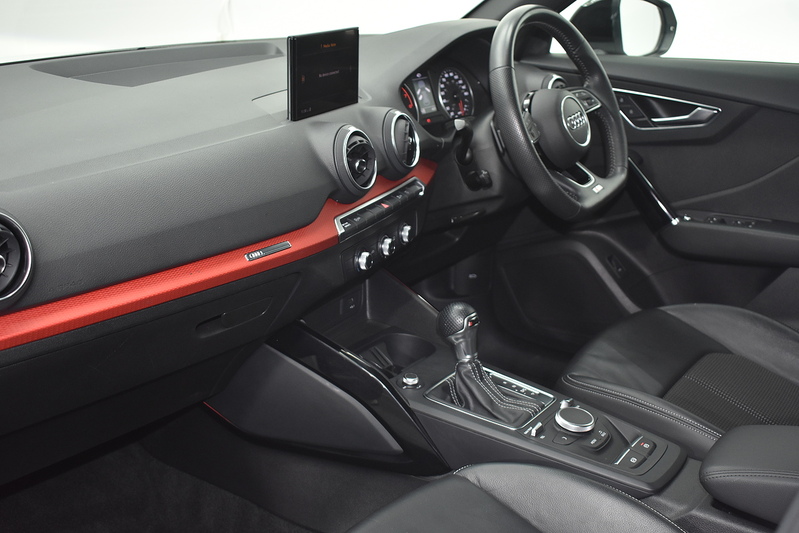 Audi Q2 TFSI CoD Black Edition - U6043