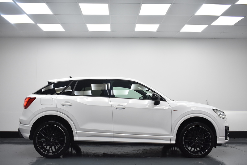 Audi Q2 TFSI CoD Black Edition - U6043