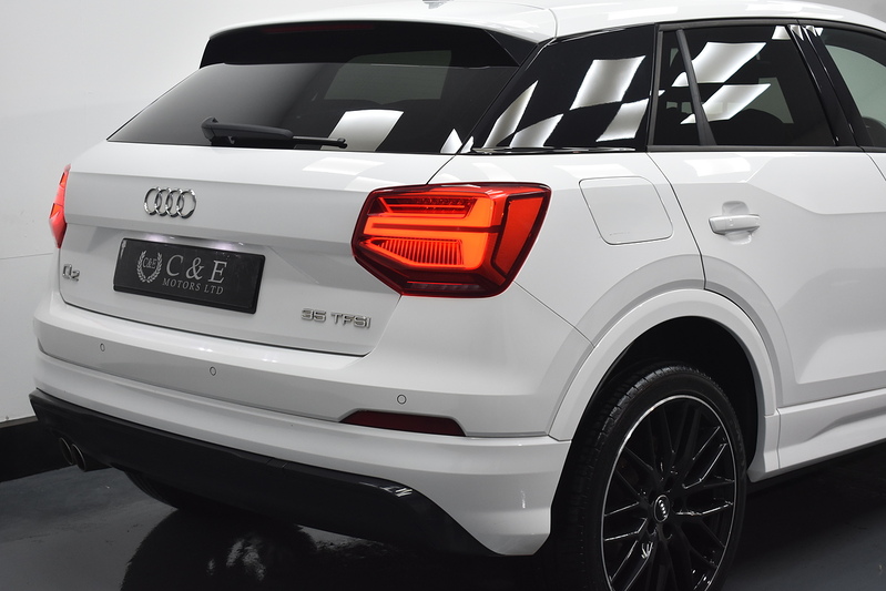 Audi Q2 TFSI CoD Black Edition - U6043