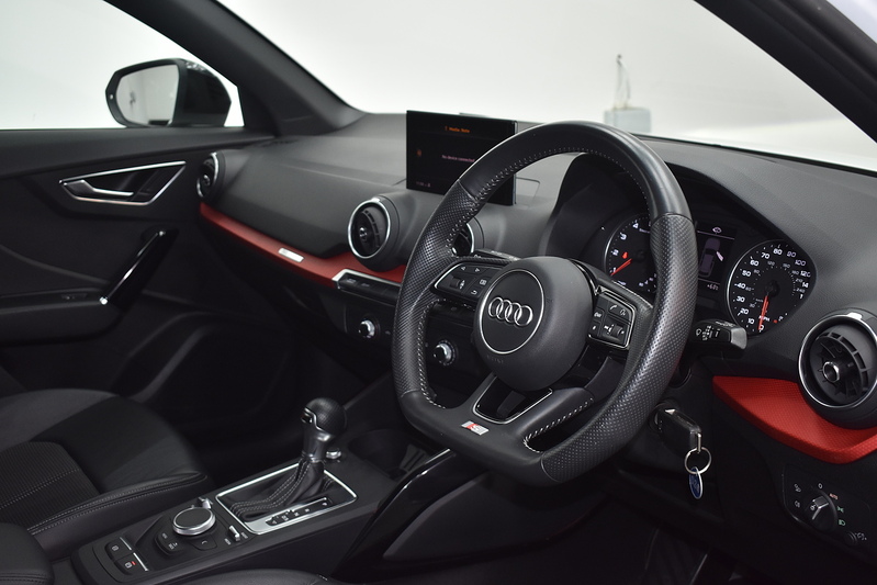 Audi Q2 TFSI CoD Black Edition - U6043