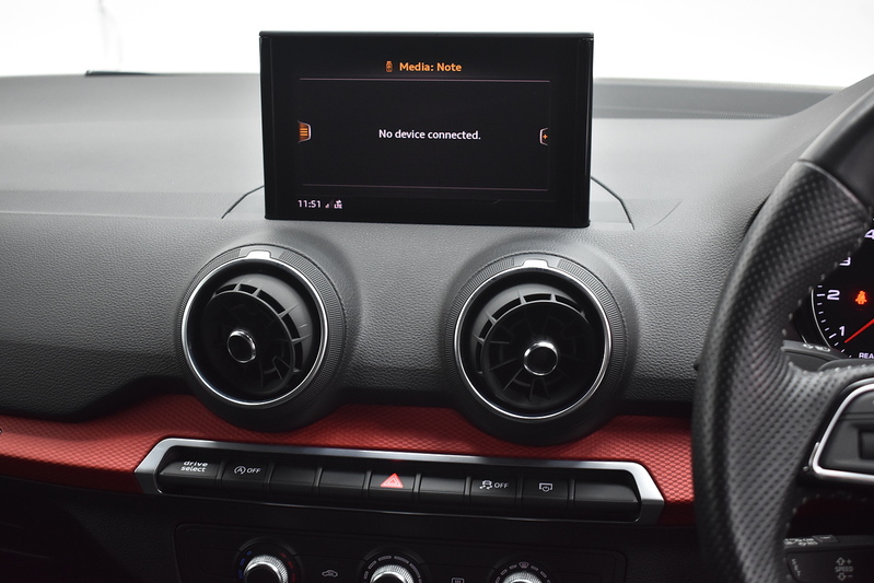 Audi Q2 TFSI CoD Black Edition - U6043