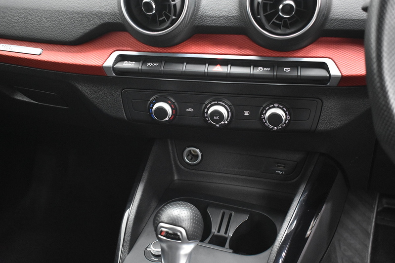 Audi Q2 TFSI CoD Black Edition - U6043