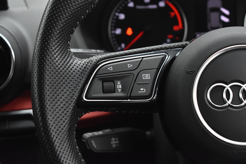 Audi Q2 TFSI CoD Black Edition - U6043