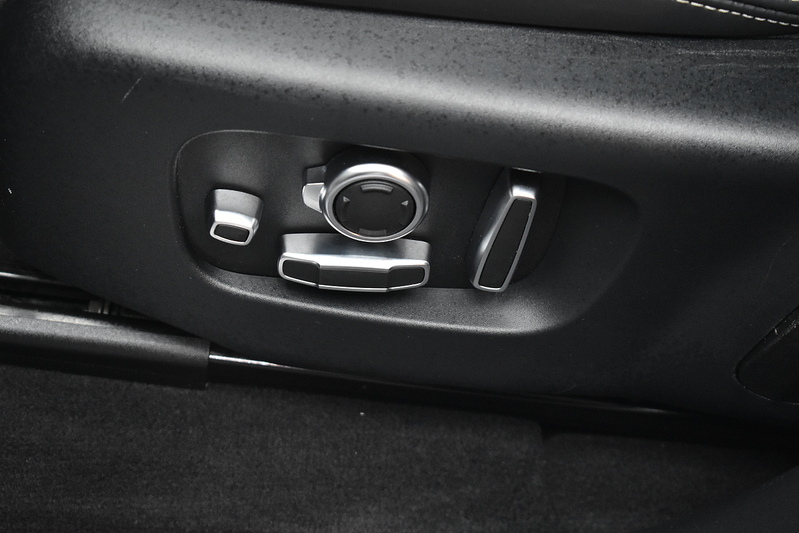 Land Rover Range Rover Velar D180 R-Dynamic HSE - U6046