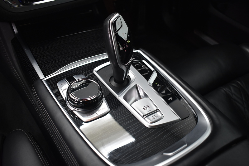 BMW 7 Series 730d MHT M Sport - U6094