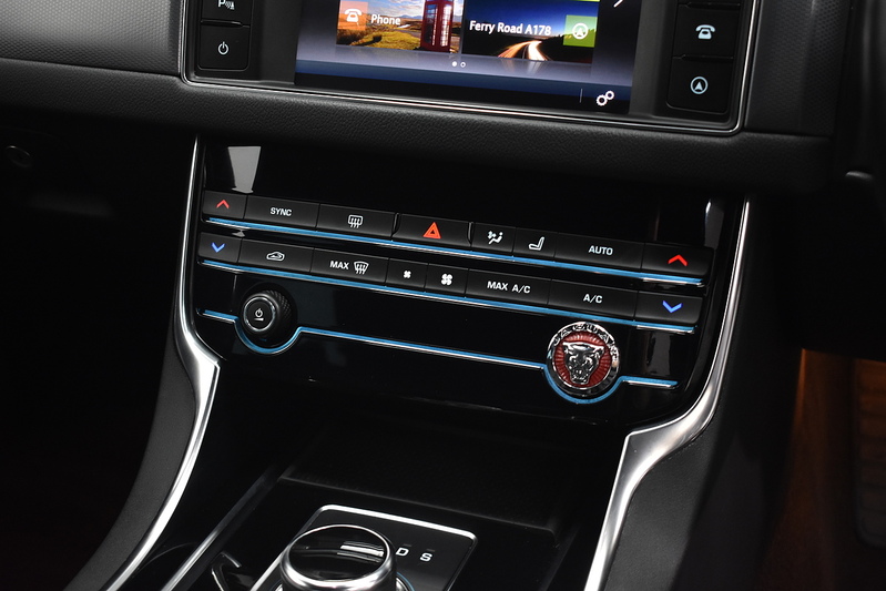 Jaguar XF d R-Sport - U6104